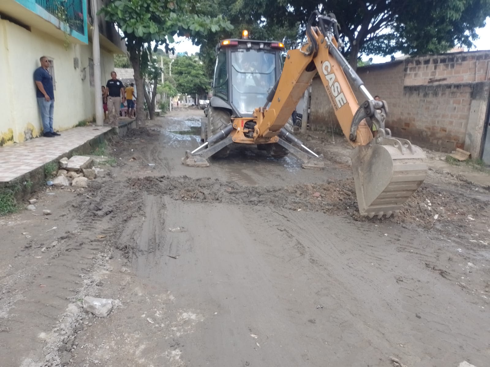 Distrito remueve material rocoso y lodo en el barrio Las Malvinas tras afectaciones por la temporada de lluvias