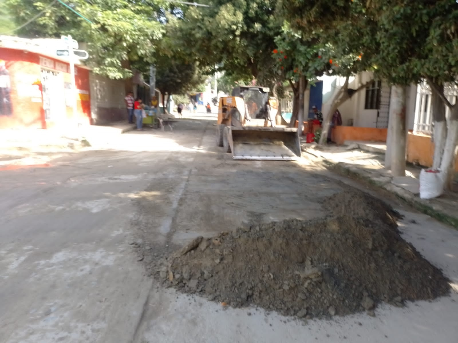 Distrito remueve material rocoso y lodo en el barrio Las Malvinas tras afectaciones por la temporada de lluvias