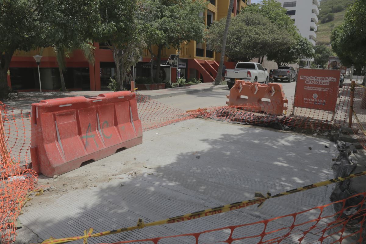 Alcaldía Distrital adelanta arreglos de vías para mejorar la movilidad y acabar con los huecos en El Rodadero