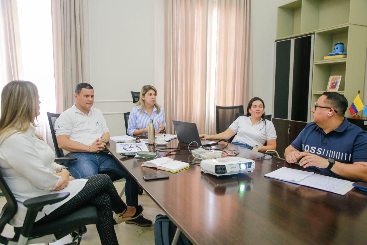 Alcaldesa en reunión con la empresa Air-e compartiendo su preocupación por las quejas de los samarios por las altas tarifas