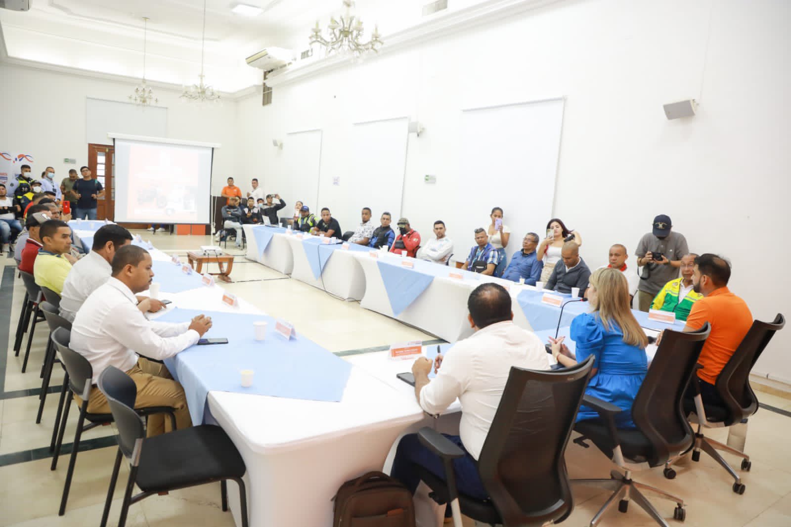 Alcaldesa Virna Johnson escucha al gremio de mototaxis en la 4ta jornada de socialización del Decreto 210