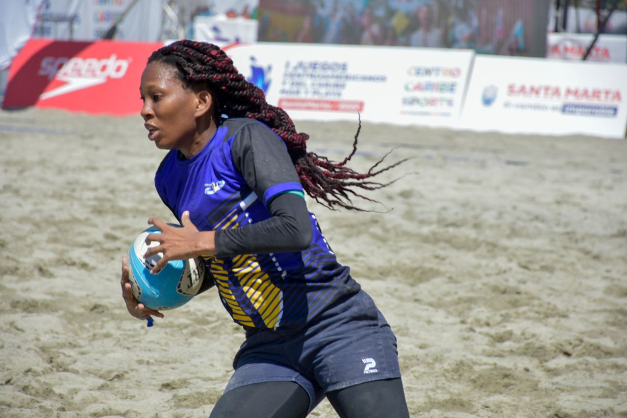 Las mujeres midieron ‘fuerza’ en rugby playa