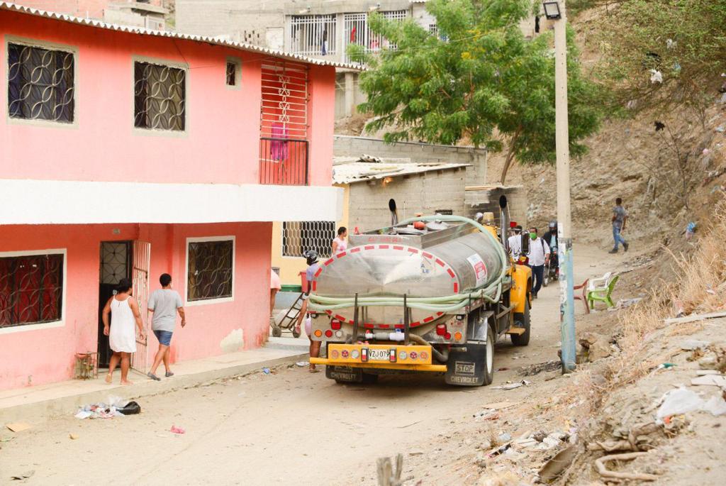 Cien mil litros de agua fueron entregados a 800 familias de los barrios Santana y 17 de Diciembre