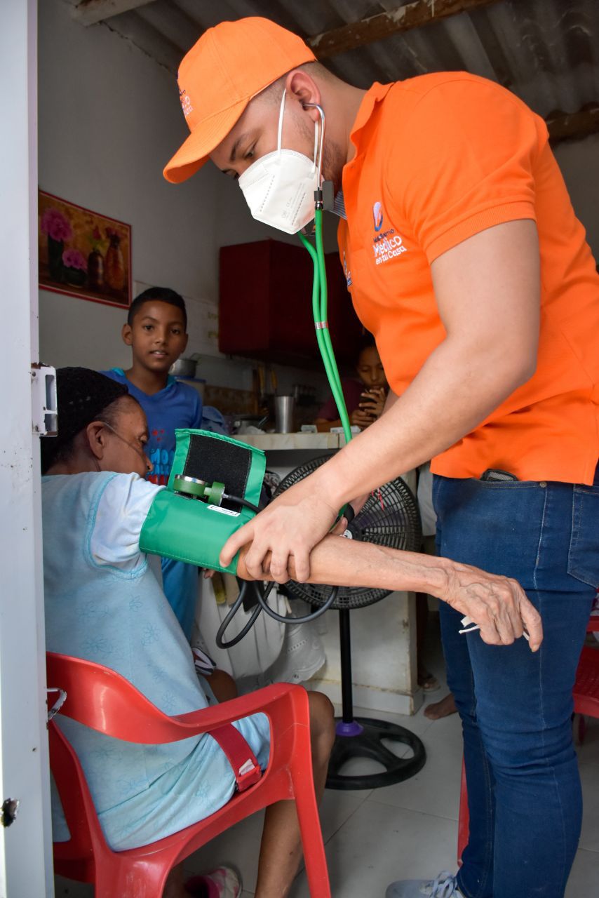 75 profesionales de la salud recorren los barrios de Santa Marta y sus corregimientos con el programa Salud al Barrio- Médico en tu Casa