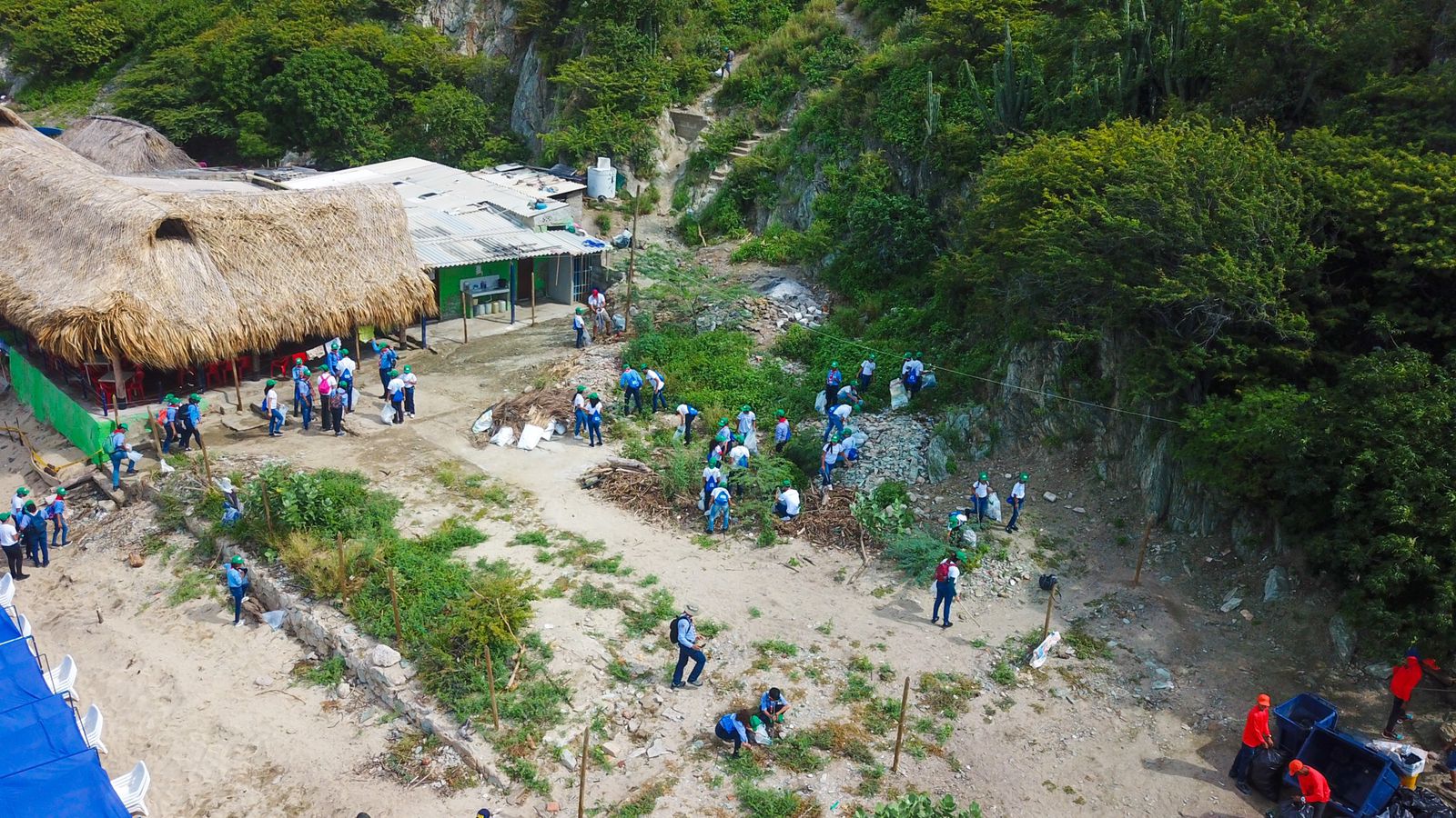 Samarios y turistas participaron en la jornada de limpieza para conmemorar el Día Mundial de las Playas