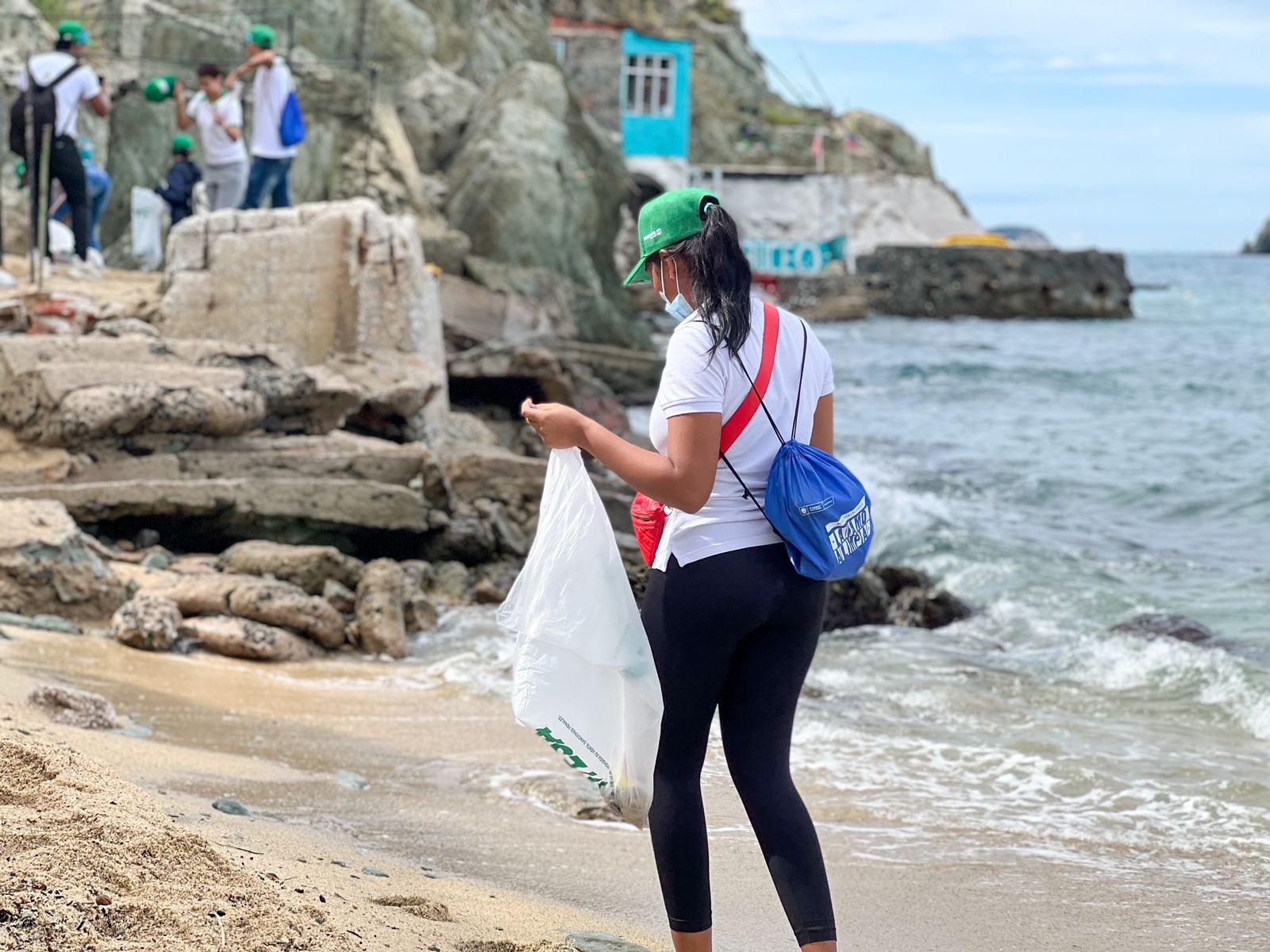 Samarios y turistas participaron en la jornada de limpieza para conmemorar el Día Mundial de las Playas