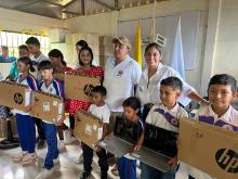 bol0459-alcaldia_de_santa_marta_entrega_computadores_y_leche_a_estudiantes_de_la_ied_ondas_del_caribe_sede_3