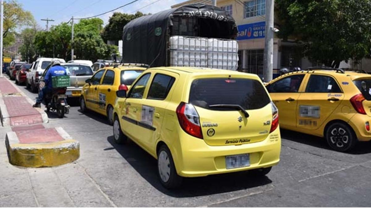 La alcaldía levanta medida de ‘Pico y Placa’ para taxis y restringe circulación de motos el 24 y 31