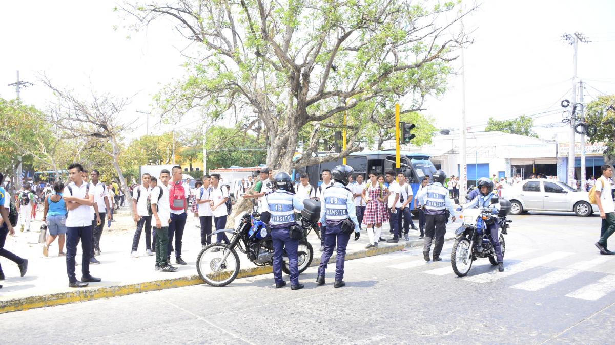 Agentes de Tránsito se toman colegios para el control a motociclistas