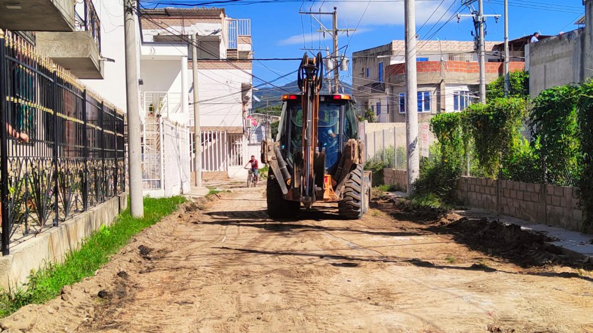 Con maquinaria amarilla Alcaldía Distrital mejoró la movilidad en el barrio Portal de las Avenidas