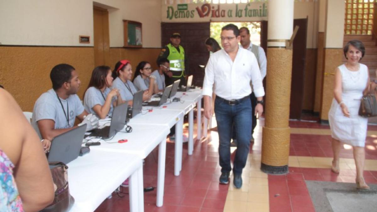 Alcalde Martínez inauguró jornada electoral