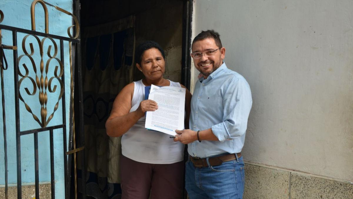 Alcalde de Santa Marta personalmente notifica a familias que recibirán cuatro mil títulos de propiedad de sus viviendas