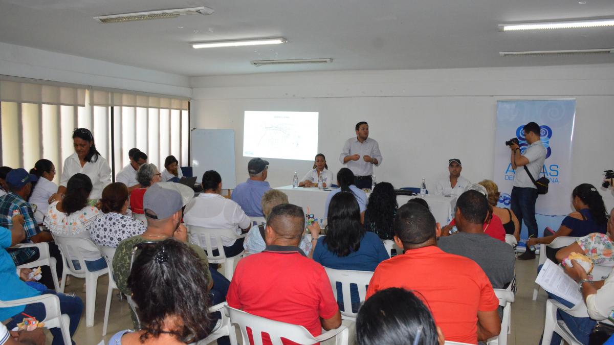 En reunión sostenida con representantes de la comunidad del sur de Santa Marta, llevada a cabo en el barrio La Paz, el alcalde encargado de la ciudad, Adolfo Torné Stuwe, anunció el reinicio de las obras que permitirán poner en funcionamiento el colector 