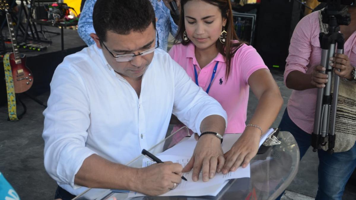 Alcalde Martínez presenta decreto que controlará plásticos e icopores de un solo uso en el Distrito