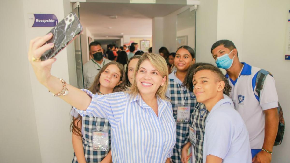 La Alcaldesa junto a los estudiantes en la asamblea de juventudes