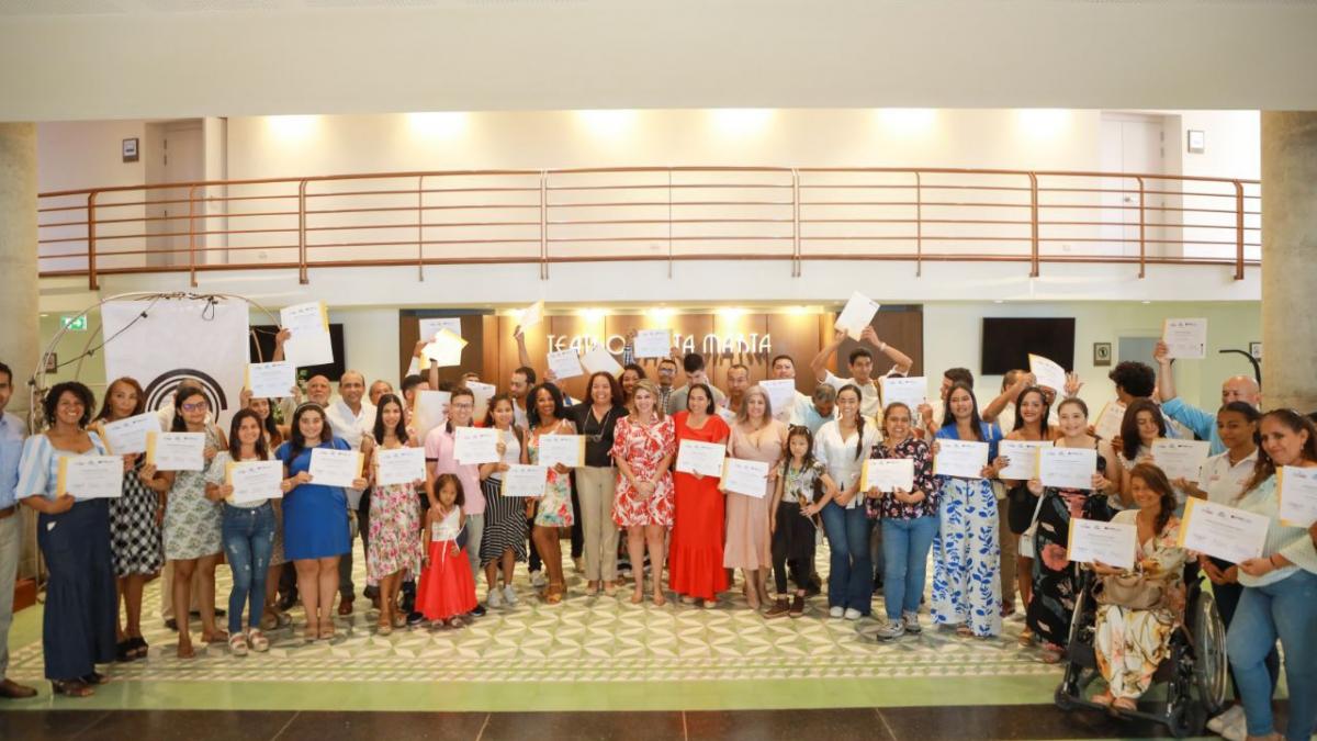 Alcaldesa Virna Johnson entrega certificados a 70 prestadores turísticos capacitados en idioma inglés