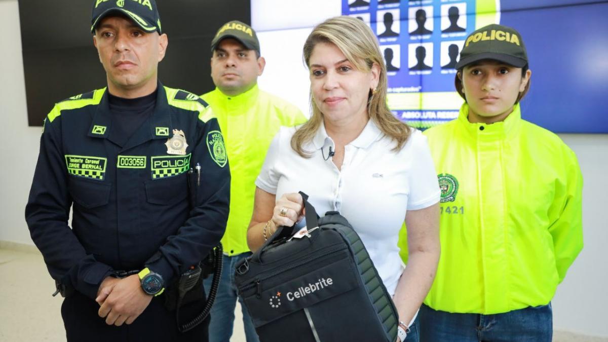 Alcaldesa Virna Johnson entrega software especializado para combatir el crimen a la Policía Metropolitana