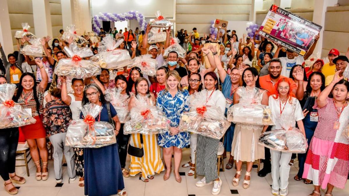 Alcaldesa Virna Johnson entrega unidades productivas a víctimas del conflicto e insumos de trabajo a mujeres artesanas