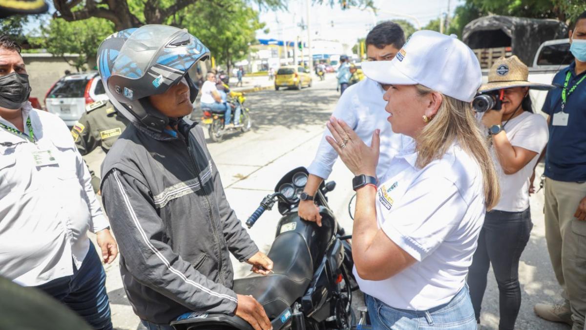 Alcaldesa Virna Johnson lidera operativo para la prevención del hurto: 98 sanciones por parrillero hombre y placas adulteradas