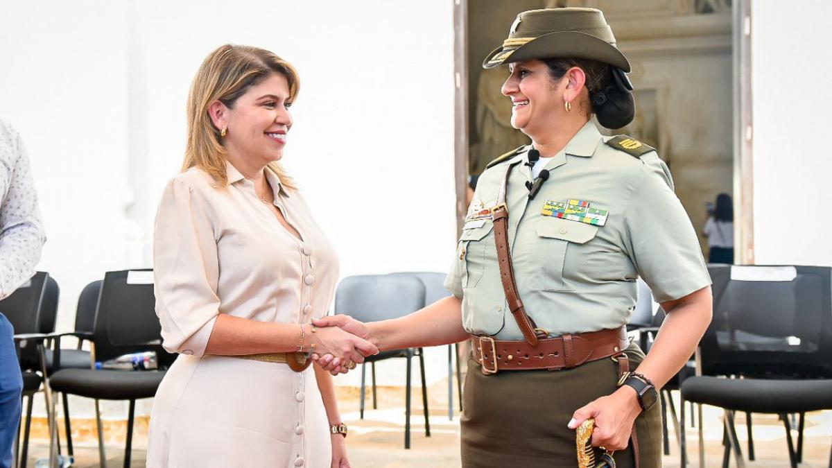 “Con la coronel Adriana Paz seguiremos trabajando en lograr resultados contundentes para la seguridad de los samarios”: alcaldesa Virna Johnson