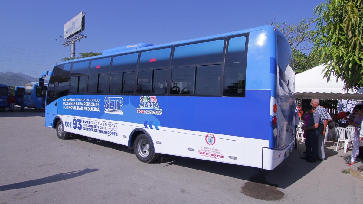 Llegó el primero de 20 modernos buses para sistema de transporte público samario