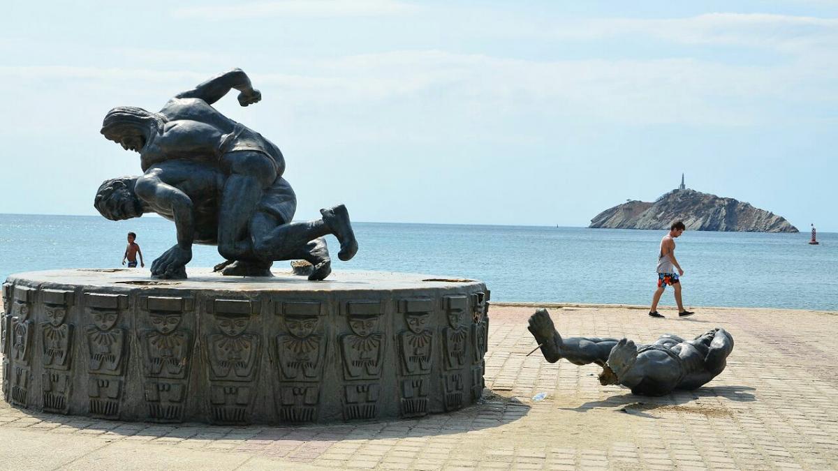 Escultura Tayrona caída en El Camellón