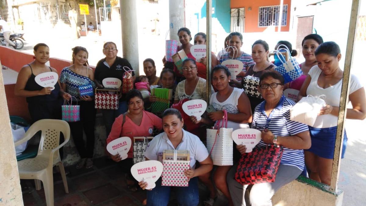60 Mujeres del barrio Luis R. Calvo se capacitan en realización de artesanías
