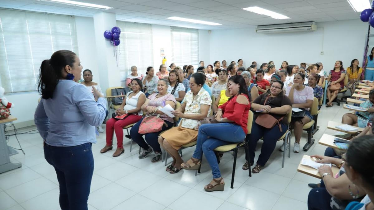 60 mujeres se capacitan en artesanías navideñas y desarrollo empresarial