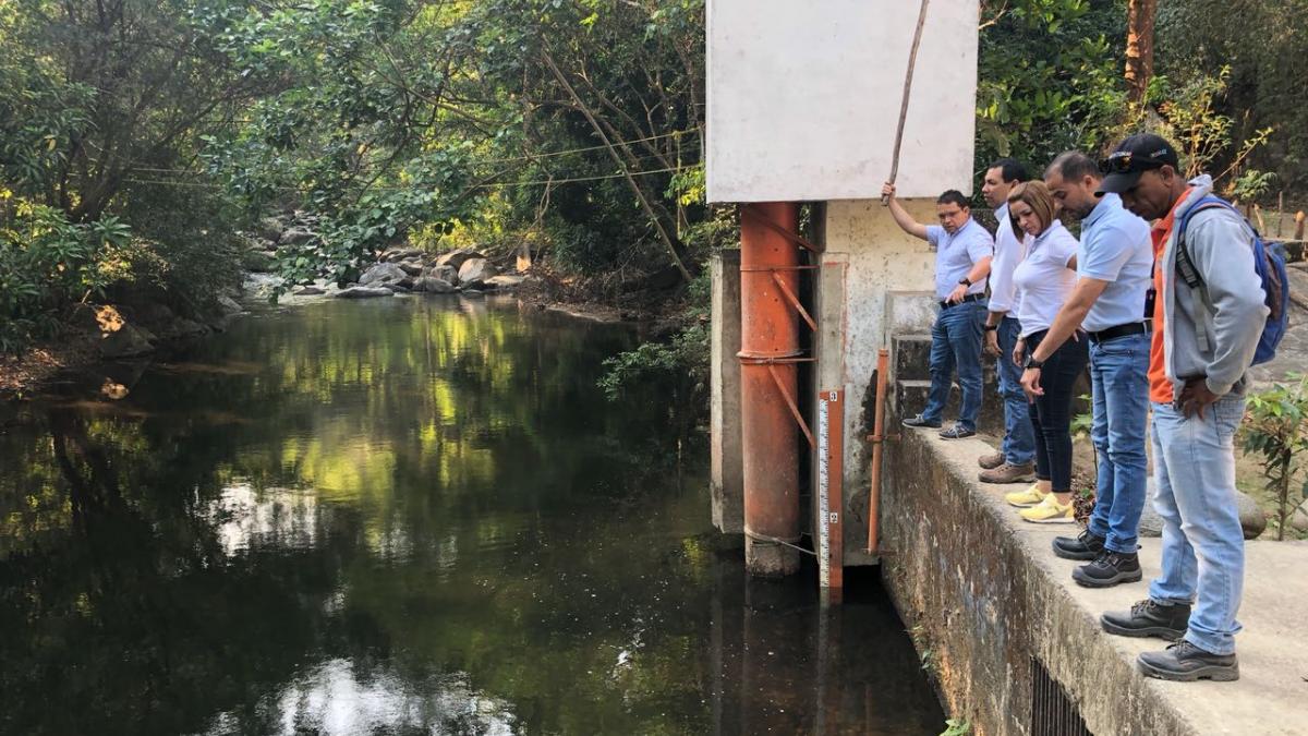 Alcalde Martínez inspeccionó captación del río Manzanares para verificar nivel de caudales