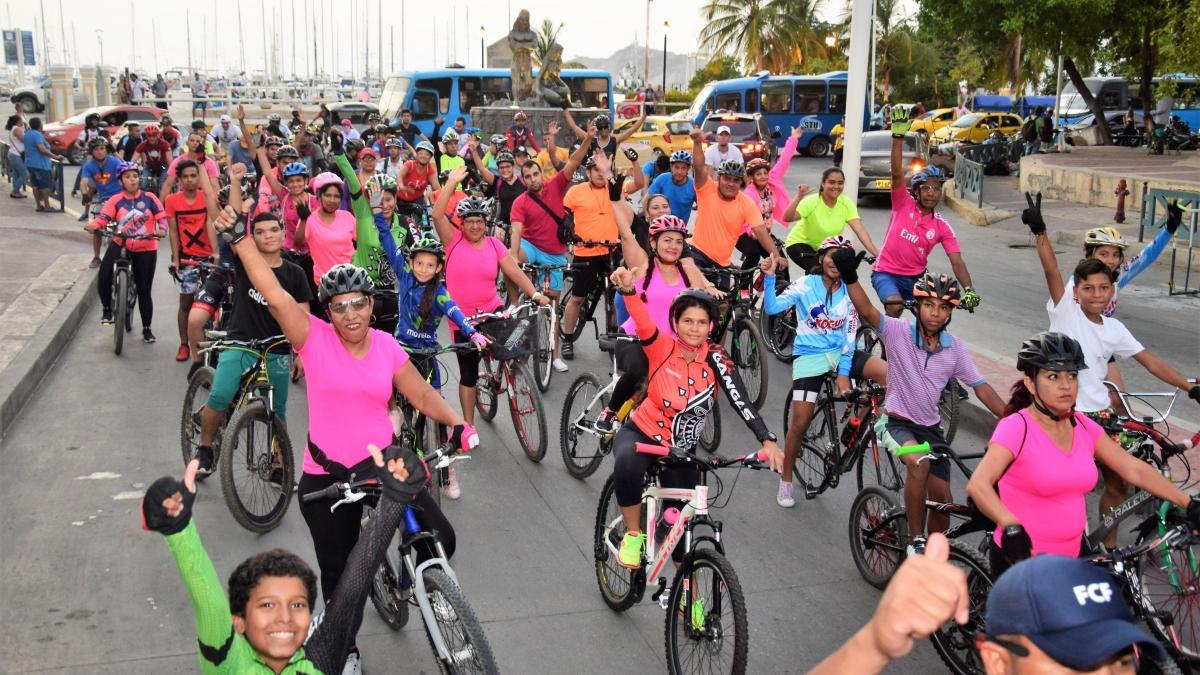 Cerca de dos mil samarios se montaron en el ciclopaseo “Muévete en tu bici paseando por Santa Marta”