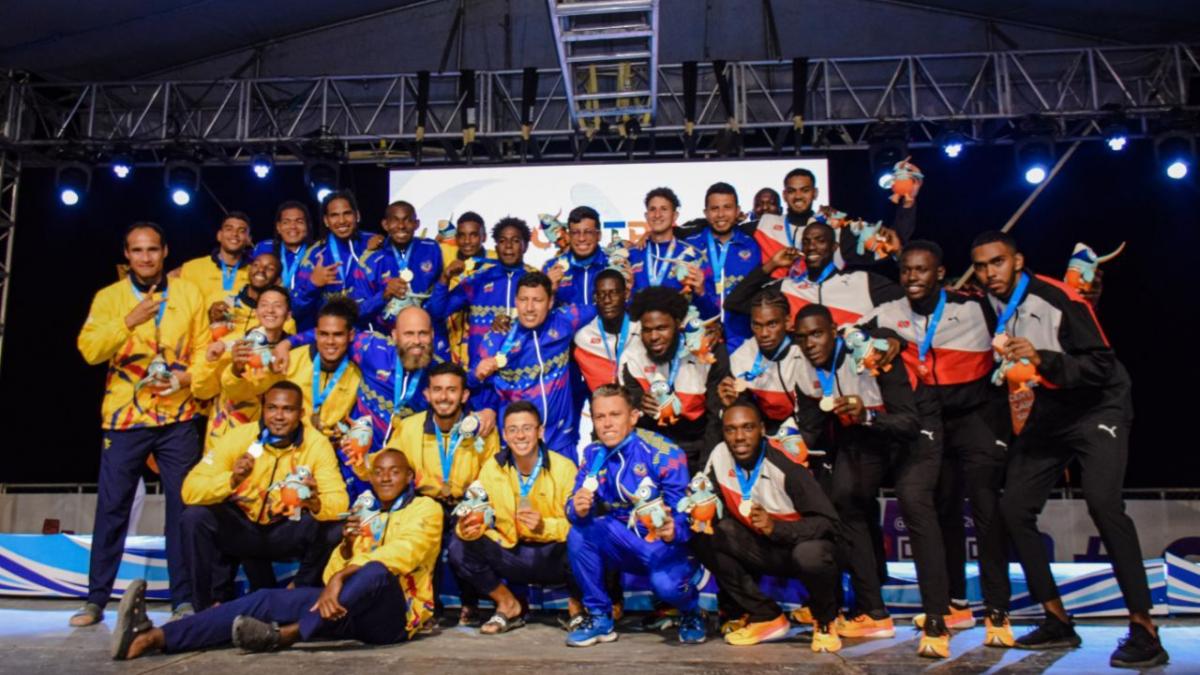 Atletas felices y satisfechos en la ceremonia de premiación de los I Juegos Centroamericanos y del Caribe Mar y Playa