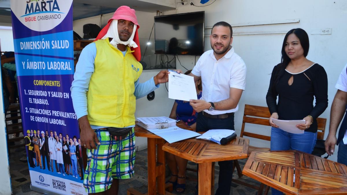 Distrito entrega certificados de buenas prácticas de manufactura a 168 vendedores.