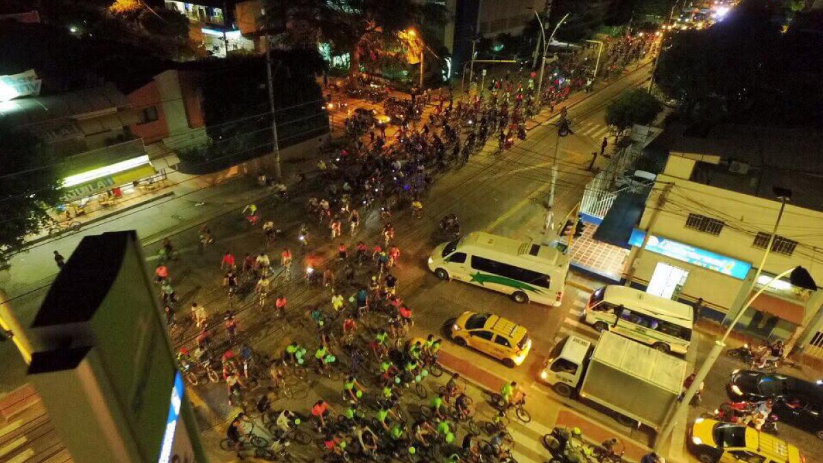 A bordo de sus bicicletas, recorrieron las calles de la ciudad, contagiando a los espectadores a su paso de alegría y ambiente festivo.