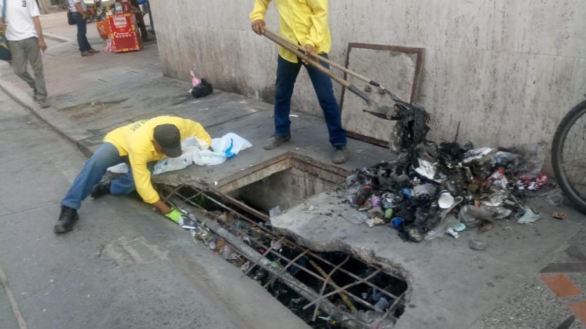 Con limpieza de rejillas, la Essmar ‘se toma’ el Centro Histórico