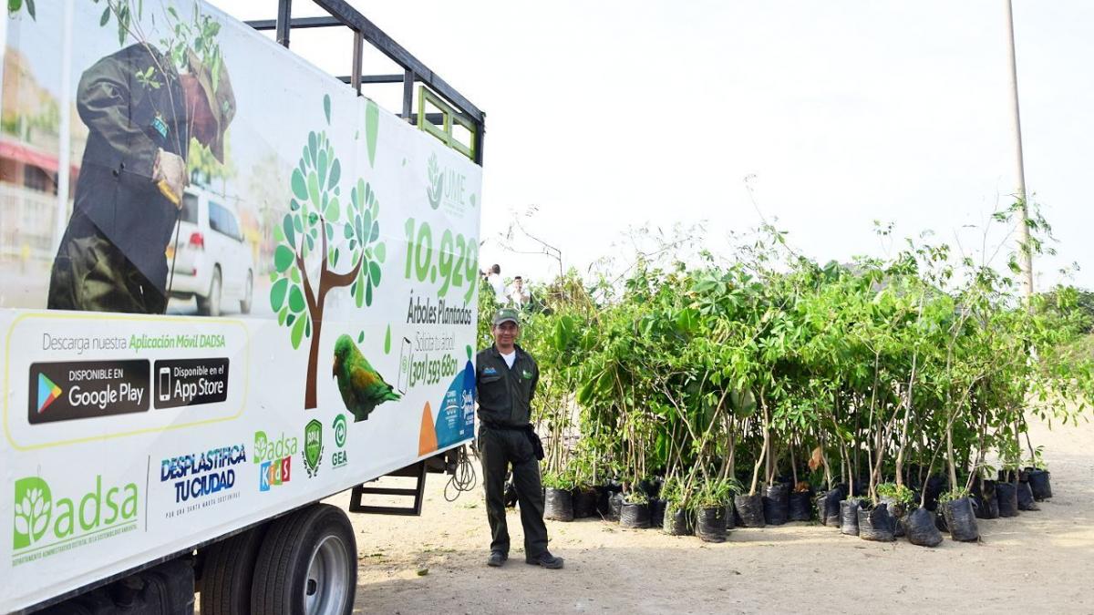 Distrito conmemora Día de la Tierra con siembra de 400 árboles en la orilla del río Manzanares