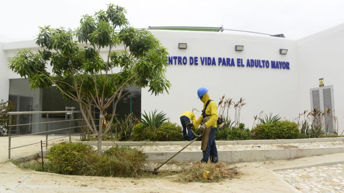 Continúan las labores de limpieza a las afueras del ‘Centro de Vida para el Adulto Mayor’