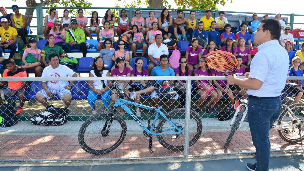 El alcalde Rafael Martínez dio apertura a deportistas y  público en general al Complejo de Raquetas