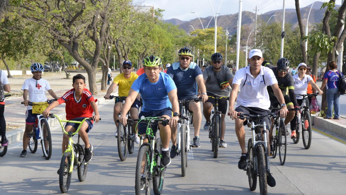 El alcalde Rafael Martínez, quien inició su recorrido, en la Ciclovía del Buen Vivir, tras el segundo reconocimiento del circuito, acompañado de su hijo.