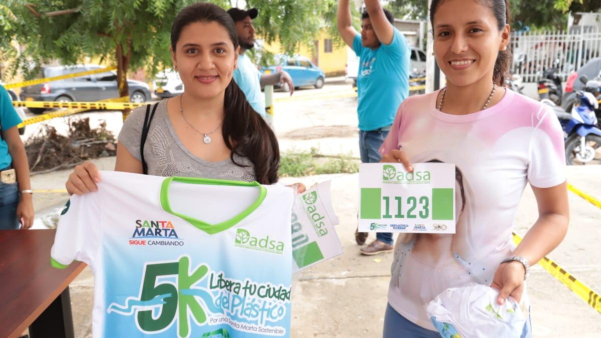 Miles de samarios se ponen la camiseta de la 5K contra el plástico