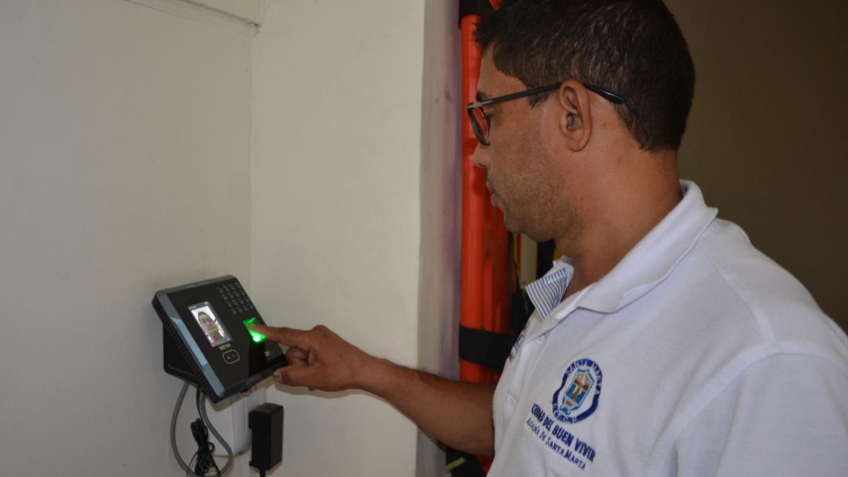 Distrito instala sistema biométrico para regular horarios de sus funcionarios