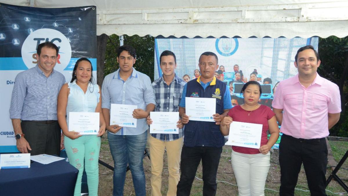 Dirección TIC y Fundación Telefónica certificaron el 1er grupo de Escuela TIC Familia en Bonda