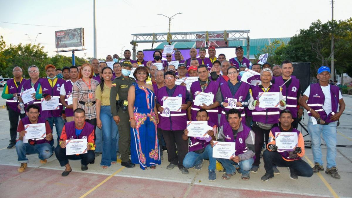 Secretaría de la Mujer entregó certificados, chalecos y sellos del programa “Espacios Seguros” a personas que ejercen el mototaxismo  