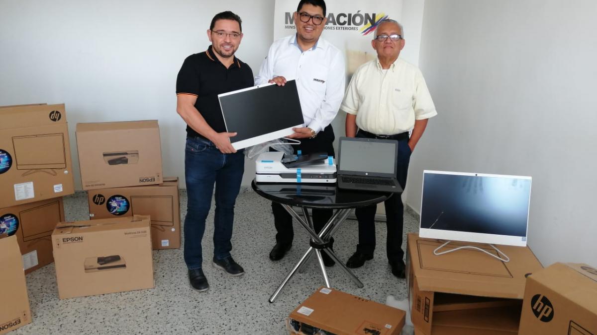 Alcalde entregó dotación tecnológica y de seguridad a Migración Colombia