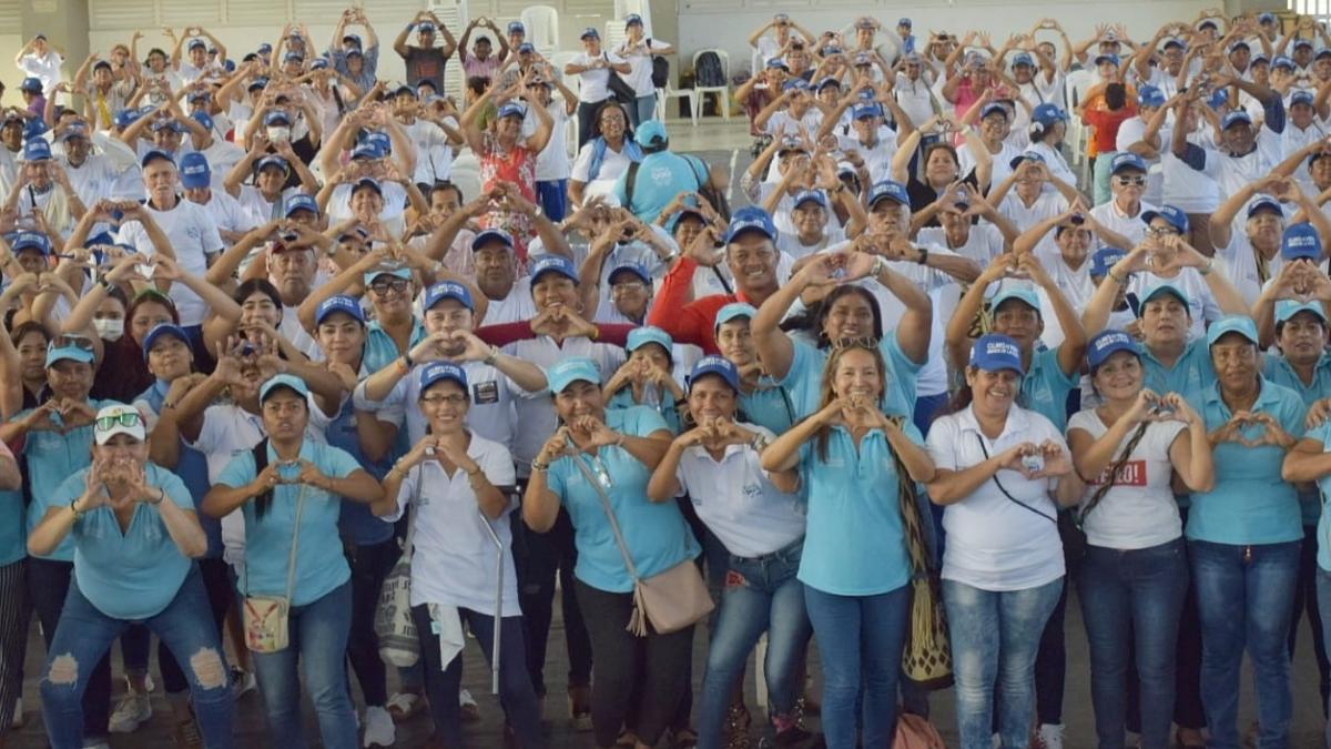 Alcaldía beneficia con 200 kits a adultos mayores del Distrito