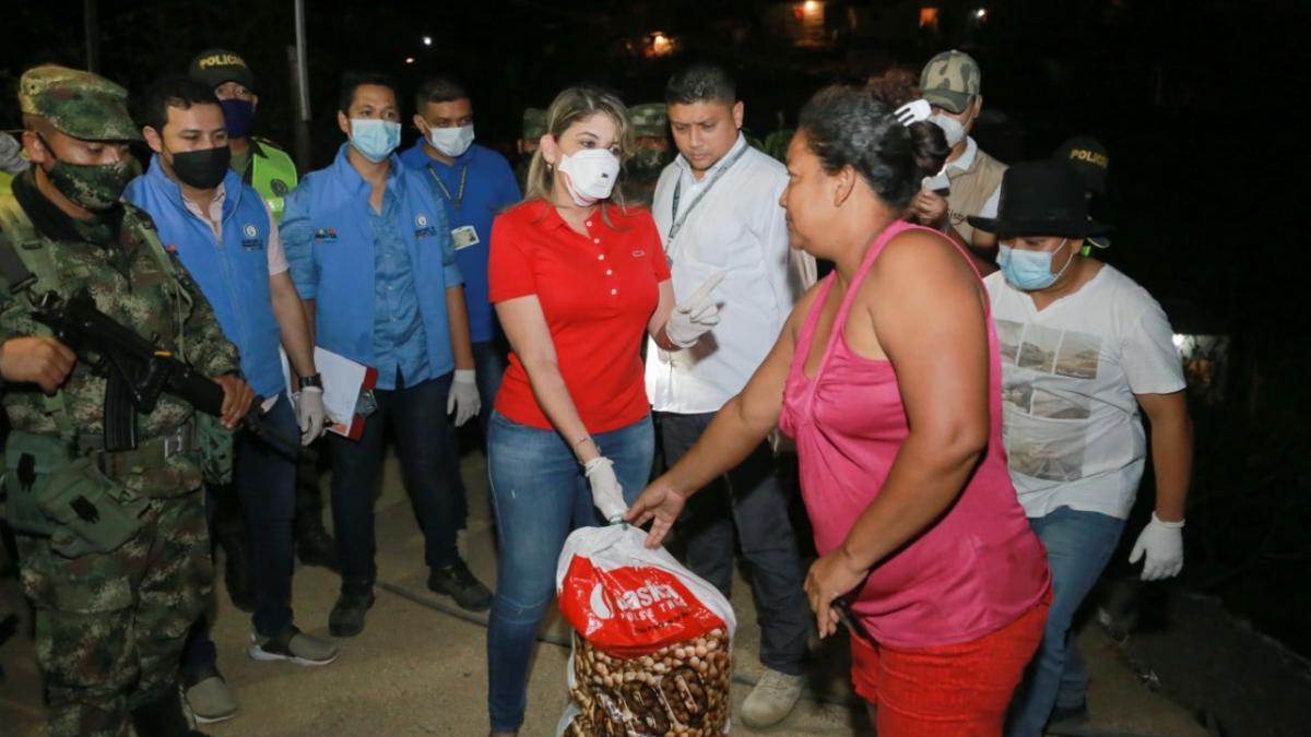 Alcaldesa Virna Johnson toca el corazón de los samarios para ayudar a familias vulnerables