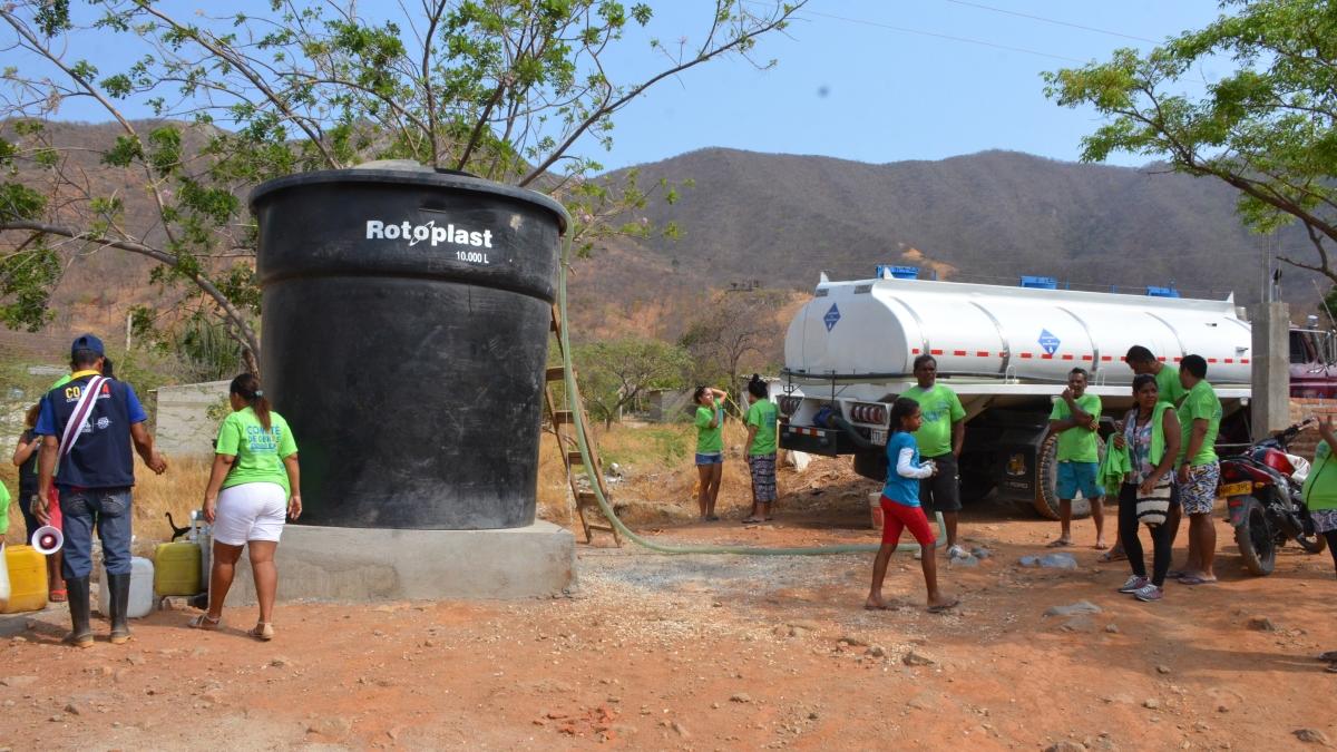 Con instalación de dos tanques elevados, Alcaldía lleva 20 mil litros de agua a parte alta de Taganga