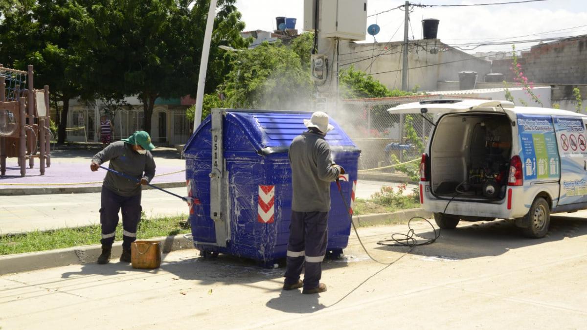 Essmar adelanta lavado de contenedores en el barrio Santa Cruz