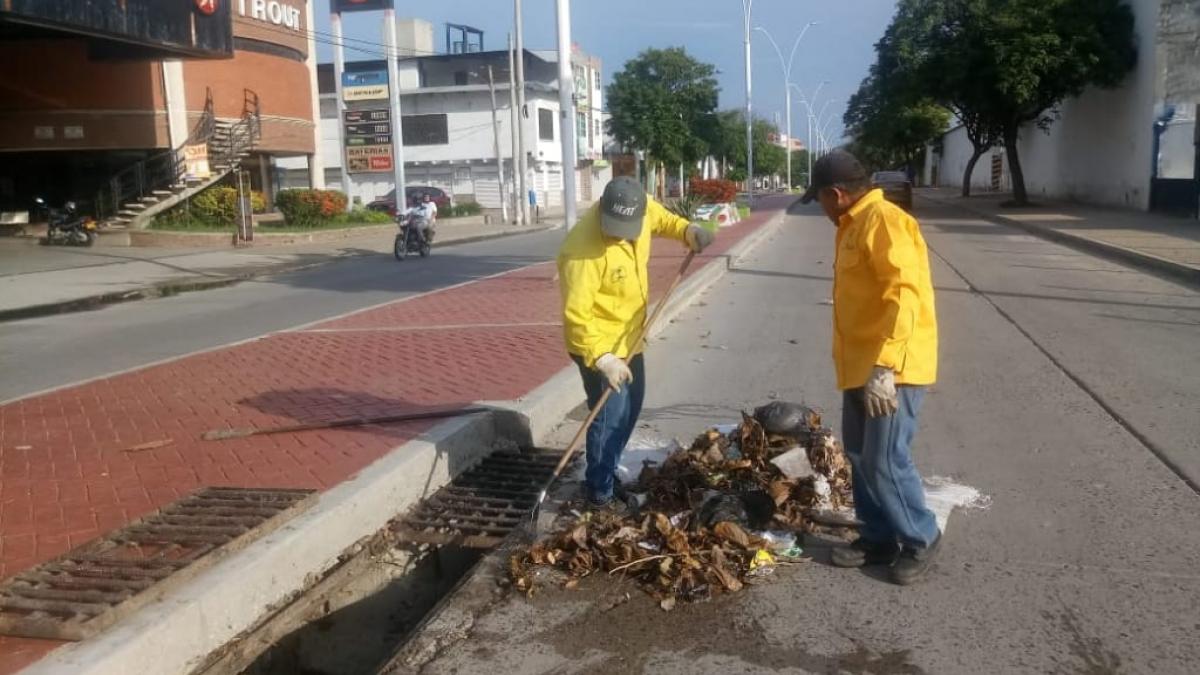 Essmar interviene la Avenida del Ferrocarril con limpieza de rejillas