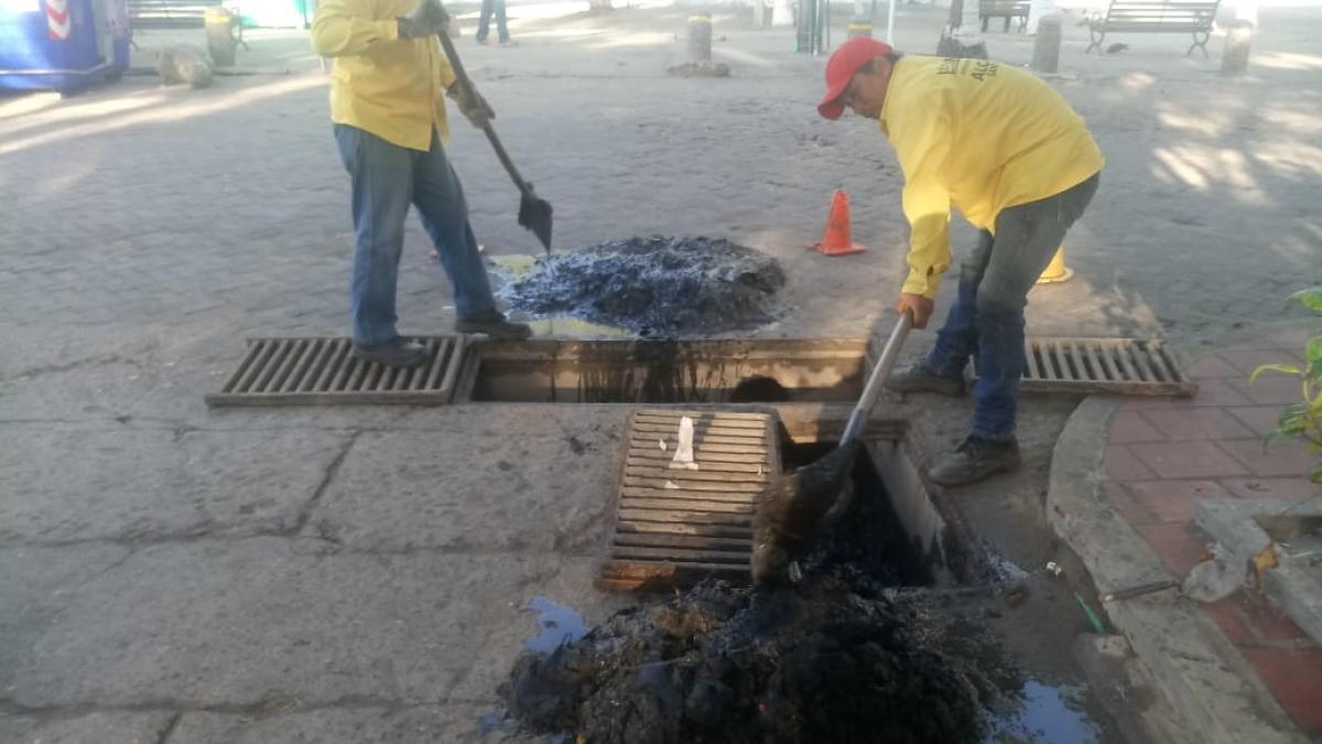 Essmar limpia playa de El Rodadero, luego de la semana de receso