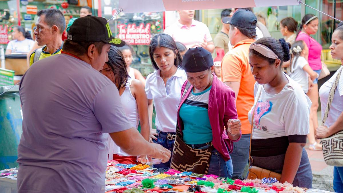 Alcaldía impulsa a comerciantes de la carrera 5ta con Feria de emprendimientos